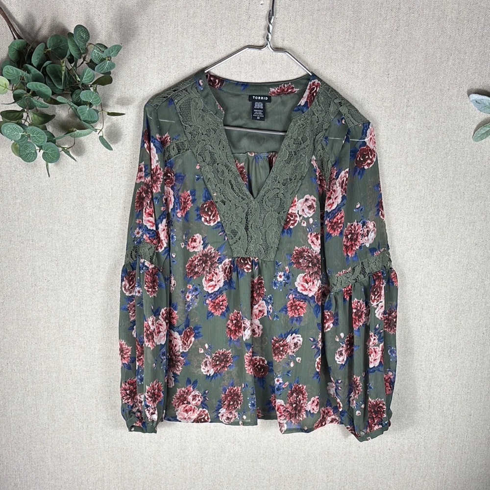 Torrid > Green Floral Sheer Lace Trim Blouse 00 - Picture 2 of 9